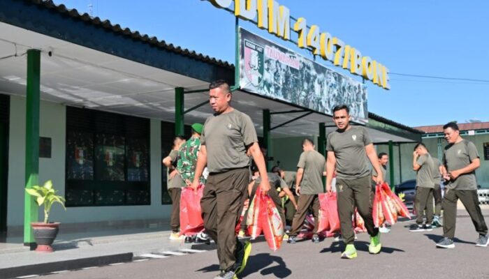 Jum’at Bekah Ala Dandim 1407/Bone, Bagikan Beras ke Prajurit