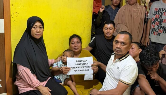 Pj Sekda Bone Serahkan Santunan Bupati kepada Keluarga Bocah Korban Tenggelam di Panyula