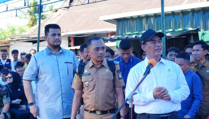 Mentan RI Sumbang Rp1 Miliar, Andi Amar Ma’ruf Tak Ketinggalan Serahkan Rp500 Juta untuk Korban Banjir Bone