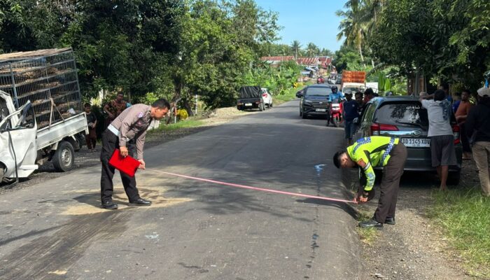 Lakalantas Libatkan Tiga Kendaraan di Bone, Sopir Dilarikan ke RS