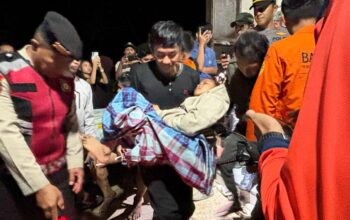 28 Warga Terjebak Air Bah di Gunung Desa Usa Bone Berhasil Dievakuasi Selamat