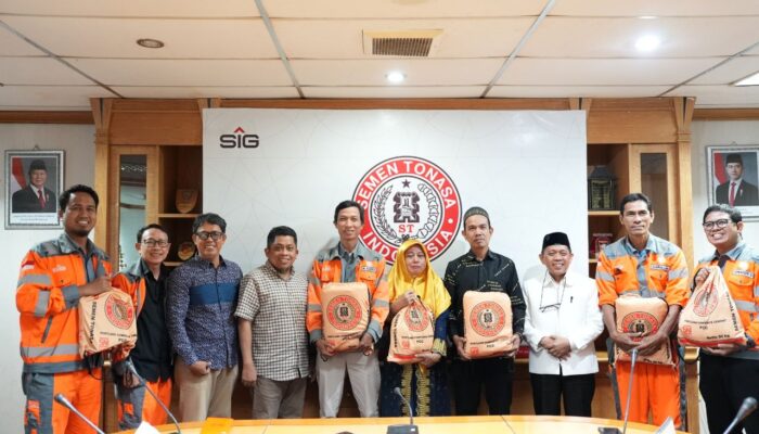Dirut PT Semen Tonasa Lepas 11 Jemaah Calon Haji Keluarga Besar Perusahaan