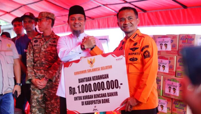 Gubernur Sulsel Salurkan Bantuan Rp1 Miliar dan 500 Paket untuk Korban Banjir di Bone