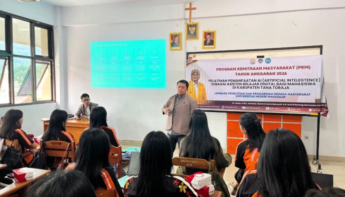 Tingkatkan Literasi Digital Mahasiswa, Tim PKM UNM Gelar Pelatihan Pemanfaatan AI di FKIP UKI Toraja