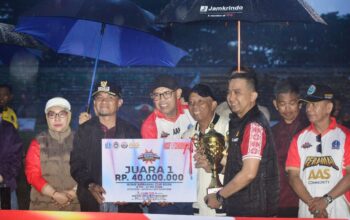 Bupati Bone Serahkan Trofi Juara BBC 2026 kepada Palakka FC usai Tundukkan Lamuru Lewat  Adu Penalti