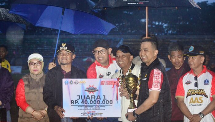 Bupati Bone Serahkan Trofi Juara BBC 2026 kepada Palakka FC usai Tundukkan Lamuru Lewat  Adu Penalti