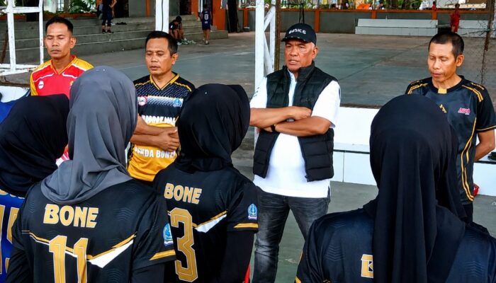 Ketua PBVSI Bone Tinjau TC Atlet Voli, Janjikan Bonus Peraih Medali Porprov