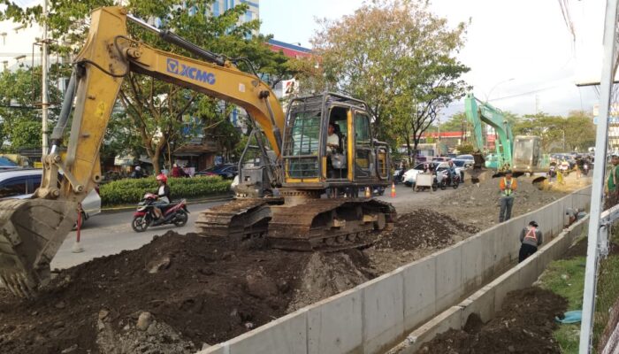 Perbaikan Dikebut, Pemprov Sulsel Benahi Drainase Jalan Aroepala Makassar