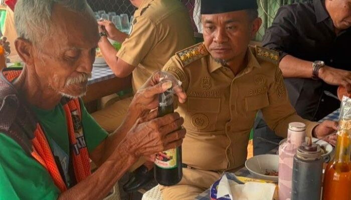 Tanpa Sekat, Bupati Bone Traktir Tukang Parkir Makan Bakso
