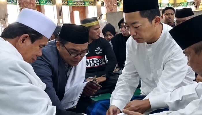 Datang ke Bone Demi Cinta, Pria Asal China Ini Ucap Syahadat di Masjid Agung Al Ma’arif Jelang Nikah
