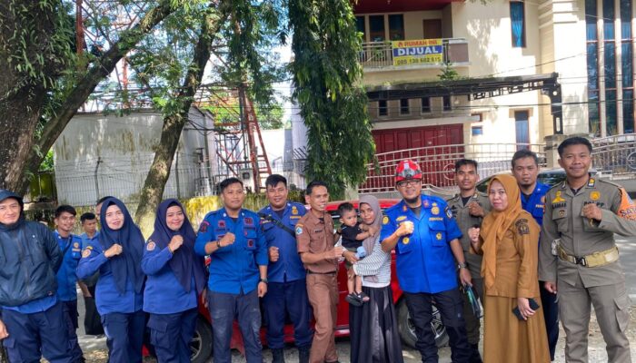 Bravo Damkar! Balita Terkunci di Dalam Mobil, Tim Rescue Damkar Bone Bergerak Cepat Lakukan Evakuasi