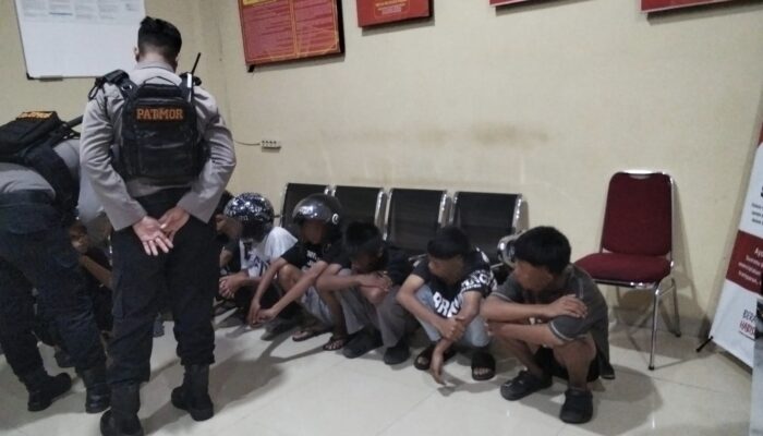 Patroli Gabungan Brimob dan Polres Bone Gagalkan Tawuran, 8 Remaja Diamankan Bersama Senjata Tajam