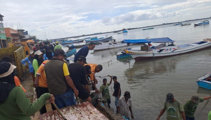 Jaga Kebersihan Pesisir, Pemerintah dan Warga Bersihkan Tanggul Kampung Bajo Bone