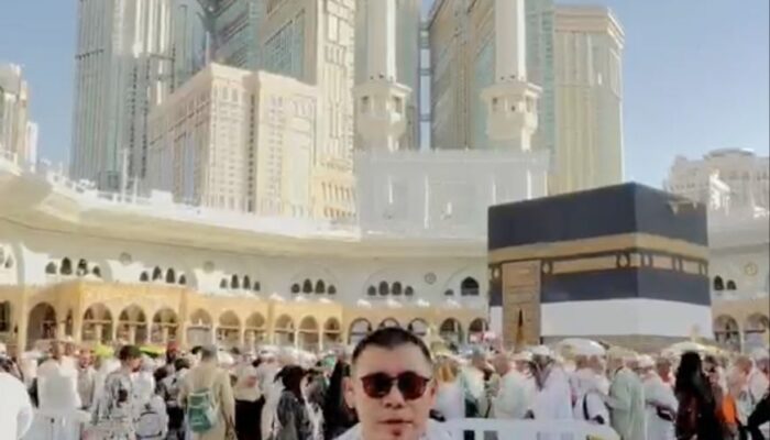 HUT ke-48, Plt Kadis Perkimtan Bone Doakan BupAAS dari Depan Ka’bah Diberikan Keselamatan Dunia dan Akhirat