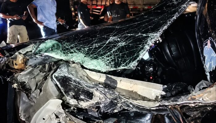 Mobil Tabrak Truk Antre Solar di Depan SPBU Taccipi Ulaweng, Bagian Depan Hancur Total
