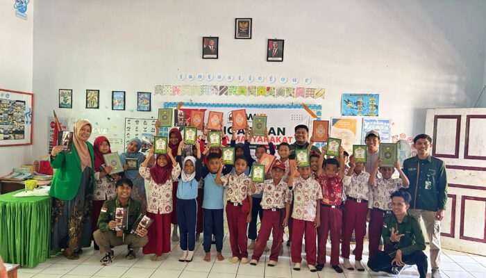 Aksi Kolaborasi WIZ-Akademisi IAIN Bone Sasar Sekolah di Ulaweng, Serahkan Sejumlah Bantuan