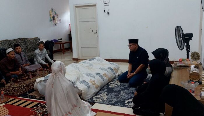 Wabup Bone Melayat dan Doakan Mantan Ketua DPRD Bone A Akbar Yahya