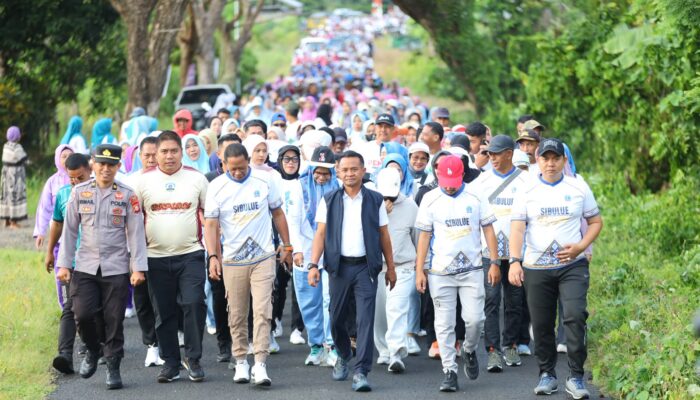 Jalan Sehat Bersama Ribuan Warga, BupAAS: Kebersamaan Kunci Kemajuan Bone