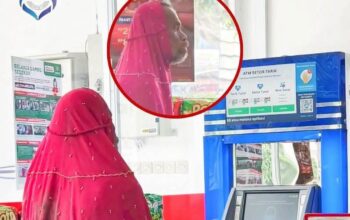 Aksi Kocak Bapak-bapak Kumisan Berpakaian Unik ‘Kocok Perut’ Pengunjung dan Pegawai Alfamart, Ngaku Aktifkan Layar Sentuh Atm