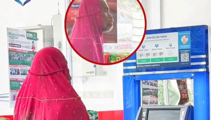 Aksi Kocak Bapak-bapak Kumisan Berpakaian Unik ‘Kocok Perut’ Pengunjung dan Pegawai Alfamart, Ngaku Aktifkan Layar Sentuh Atm