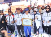 Di Porsenijar Sulsel, Bupati Bone Terima Penghargaan PGRI atas Dedikasi terhadap Guru