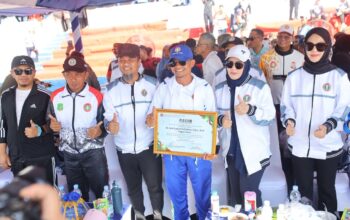 Di Porsenijar Sulsel, Bupati Bone Terima Penghargaan PGRI atas Dedikasi terhadap Guru