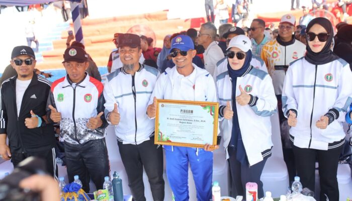 Di Porsenijar Sulsel, Bupati Bone Terima Penghargaan PGRI atas Dedikasi terhadap Guru