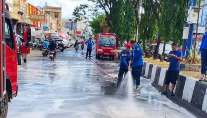 Damkarmat Bone Sigap Bersihkan Tumpahan Solar di Jalan Agus Salim, Cegah Kecelakaan Susulan