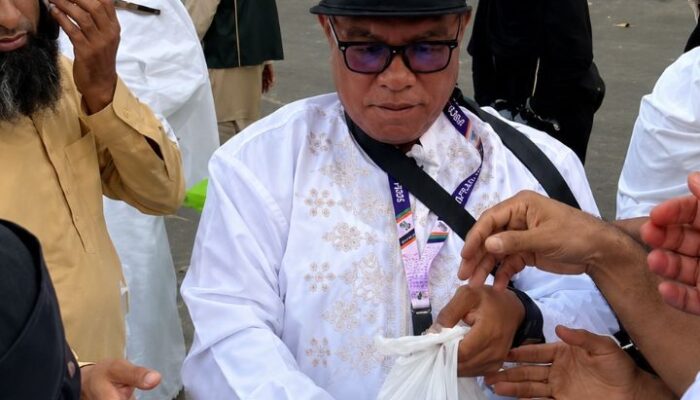 Jumat Berkah di Tanah Suci, Ketua Fraksi NasDem Bone Bagikan 600 Paket Makanan kepada Jemaah Umrah