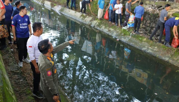 Bupati Bone Turun Langsung Bersihkan Sungai Pasar Pagi, Ajak Warga Stop Buang Sampah Sembarangan