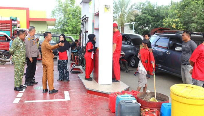 Lihat Antrean Panjang, Bupati Bone Singgah di SPBU Dua Boccoe, Peringatkan Pengelola Jangan Layani Mafia BBM
