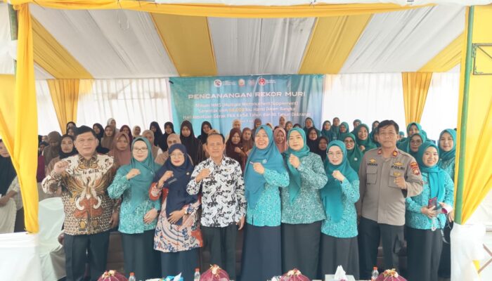 Cegah Stunting Sejak Dini, TP PKK Bone Sukseskan Rekor MURI Pencanangan Minum MMS 54 Ribu Ibu Hamil