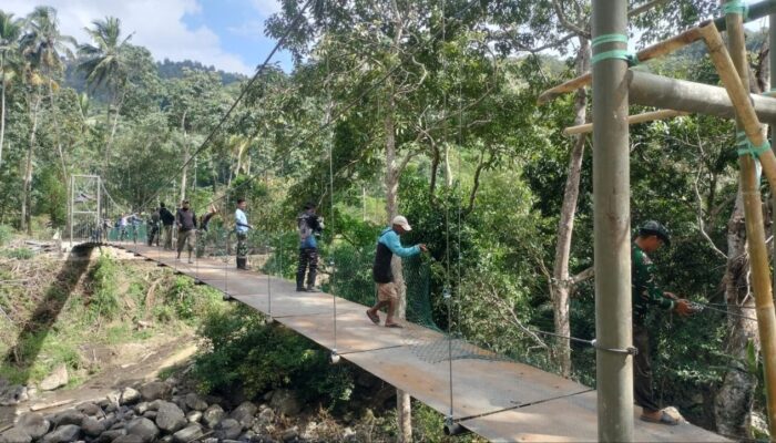 Satgas TMMD ke-129 Kodim 1407/Bone Rampungkan Tahap Akhir Jembatan Gantung Pattuku, Jaring Pengaman Mulai Terpasang
