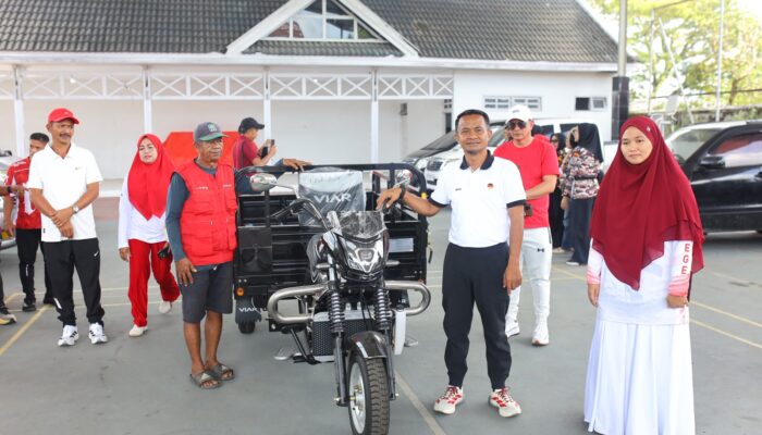 Jaga Kebersihan Pasar Pagi, Bupati Bone Serahkan Motor Sampah untuk Satgas KlJeppe’e dan Macege