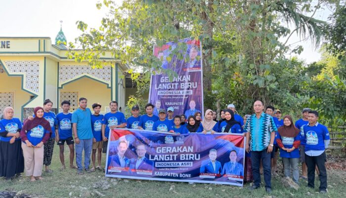 Indra Jaya Pimpin Aksi Bersih Masjid, Demokrat Bone Gaungkan Langit Biru Indonesia Asri