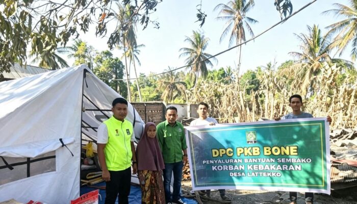 DPC PKB Bone Salurkan Bantuan untuk Korban Kebakaran di Lattekko