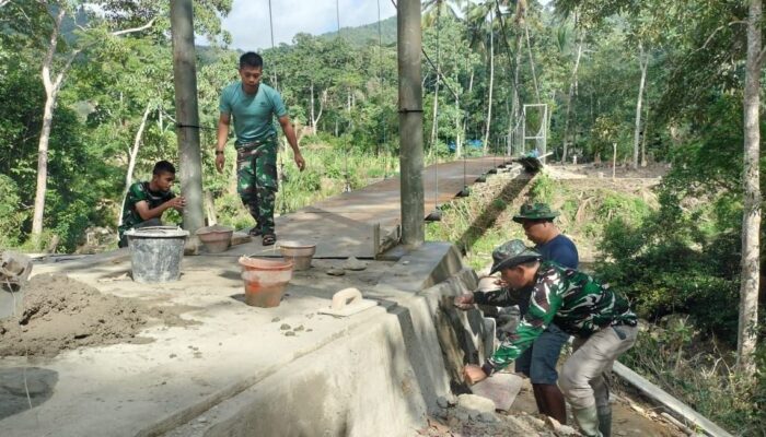 Satgas TMMD ke-129 Kodim 1407 Bone Kebut Plester Pondasi Jembatan Gantung di Bontocani