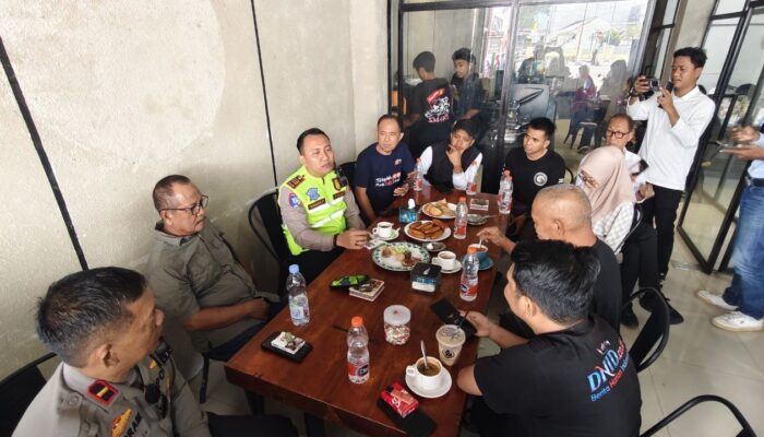 Kasat Lantas Polres Bone Ngopi Bersama Jurnalis, Perkuat Komunikasi dan Kolaborasi