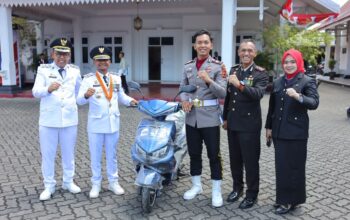Berikan Apresiasi, Bupati Bone Hadiahi Motor Listrik untuk Danup HUT RI ke-81