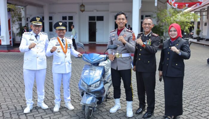 Berikan Apresiasi, Bupati Bone Hadiahi Motor Listrik untuk Danup HUT RI ke-81