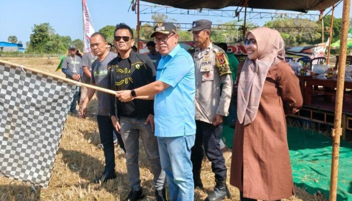 Wabup Bone bersama Ketua IMI Bone Buka Pesta Rakyat Balap Motor Ojek Gabah Beramal Season X di Toro