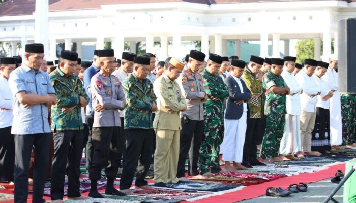 Ribuan Warga Bone Gelar Salat Istisqa di Lapangan Merdeka, Bupati Bone Ajak Masyarakat Memohon Hujan dan Keberkahan