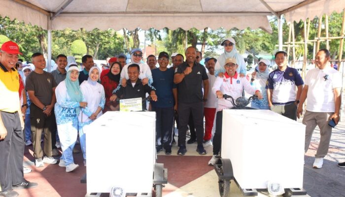 Bupati Bone Serahkan Bantuan  Pelaku IKM, 69 IKM Bone Didorong Tumbuh Jadi Ribuan Usaha