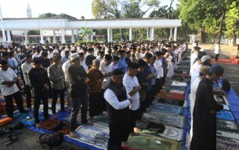 Gubernur Sulsel Bersama Ribuan Warga Gelar Salat Istisqa, Panjatkan Doa Agar Hujan Turun