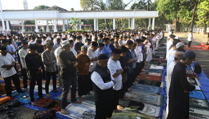 Gubernur Sulsel Bersama Ribuan Warga Gelar Salat Istisqa, Panjatkan Doa Agar Hujan Turun