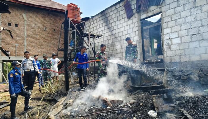 Prajurit Yonarmed 21/Kawali Terjun Langsung Bantu Warga Padamkan Kebakaran di Bengo