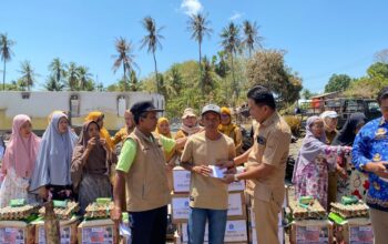 Pelaku UMKM/IKM Bone Serahkan Bantuan untuk Korban Kebakaran di Sanrangeng