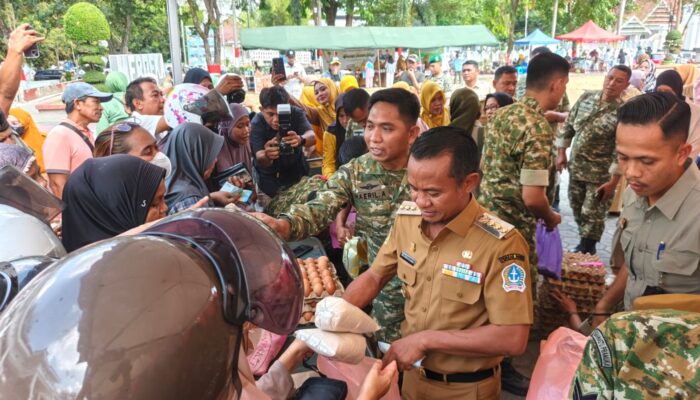 Sambut HUT ke-81 TNI, BupAAS Borong Produk UMKM di Lapangan Merdeka