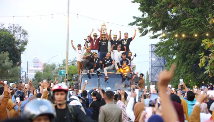 Dipimpin Bupati Bone, Ribuan Warga Arak Trofi Piala Gubernur Sulsel Cup 2026 Keliling Watampone