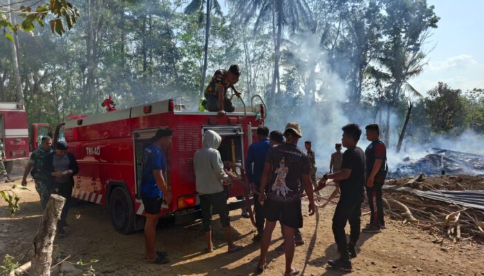 Gerak Cepat, Prajurit Yonarmed 21/Kawali Bantu Padamkan Kebakaran Rumah Warga Desa Selli